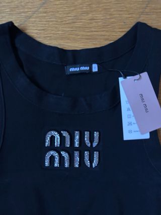 Top Miu Miu preto com logo
