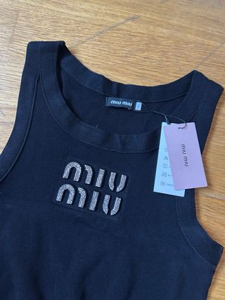 Top Miu Miu preto com logo