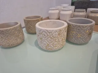 Vaso da fiori in pietra con dettagli dorati, confezione da 4