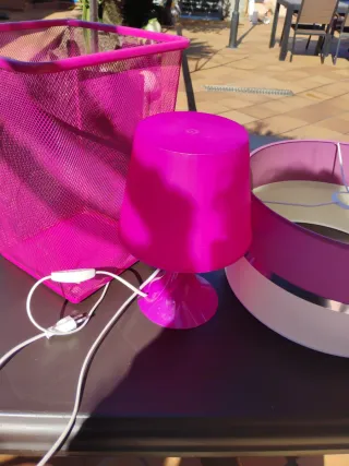 Lámparas y papelera rosa y blanco roto