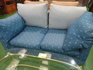 Sofá azul con cojines blancos