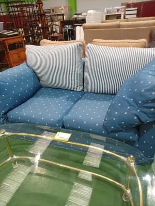 Sofá azul con cojines blancos