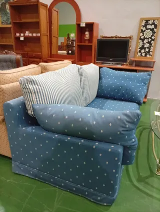 Sofá azul con cojines blancos