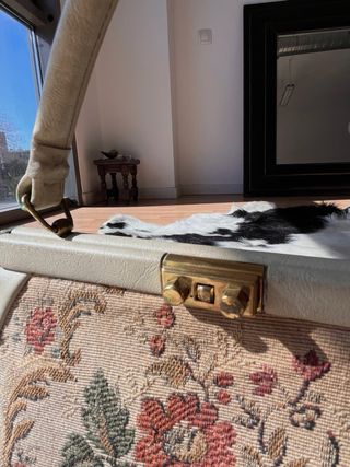 Bolso de mano vintage con motivos florales. 1960