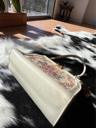 Bolso de mano vintage con motivos florales. 1960