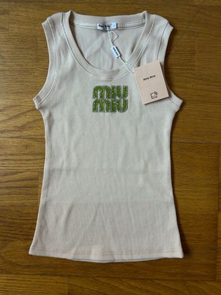 Top Miu Miu bege com logo verde