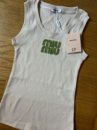 Top Miu Miu bege com logo verde