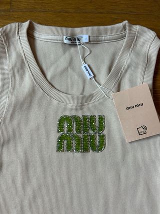 Top Miu Miu bege com logo verde