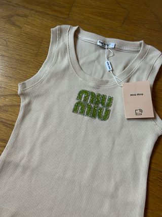 Top Miu Miu bege com logo verde