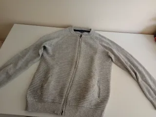 Chaqueta gris con cremallera