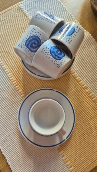 Tazas de café con caracolas azules