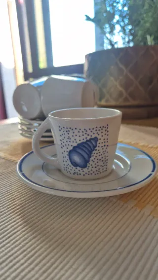 Tazas de café con caracolas azules