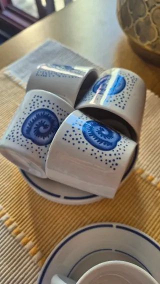 Tazas de café con caracolas azules