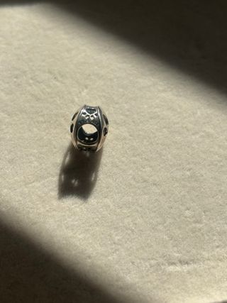 Charm de plata con huellas