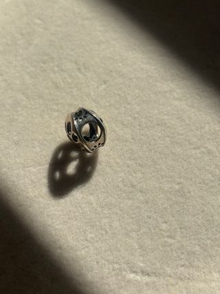 Charm de plata con huellas