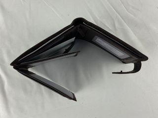 Cartera de piel marrón oscuro con marca de caballo