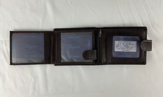 Cartera de piel marrón oscuro con marca de caballo