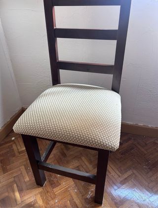 Mesa de comedor de madera oscura y 4 sillas