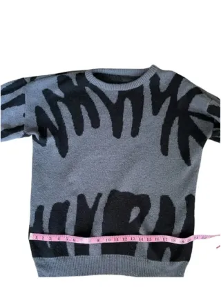 Jersey gris y negro con estampado