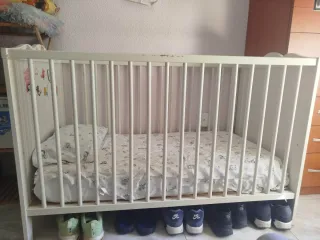 Cuna de bebé con colchón y almohada