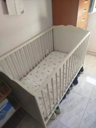 Cuna de bebé con colchón y almohada