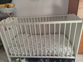 Cuna de bebé con colchón y almohada