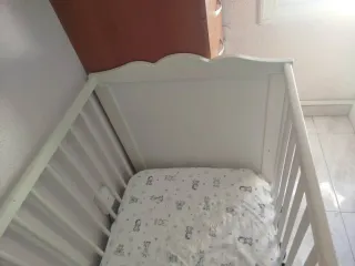 Cuna de bebé con colchón y almohada