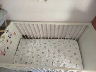 Cuna de bebé con colchón y almohada