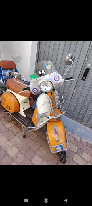 Vespa PX 125 Scooter Naranja y Blanco