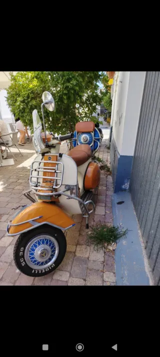 Vespa PX 125 Scooter Naranja y Blanco