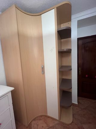 Armario esquinero madera y blanco