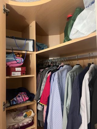 Armario esquinero madera y blanco