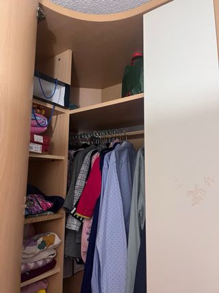 Armario esquinero madera y blanco