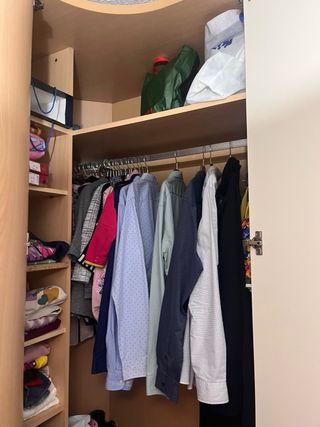 Armario esquinero madera y blanco