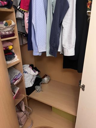 Armario esquinero madera y blanco