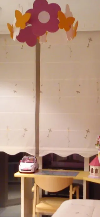 Lámpara infantil de flores y mariposas