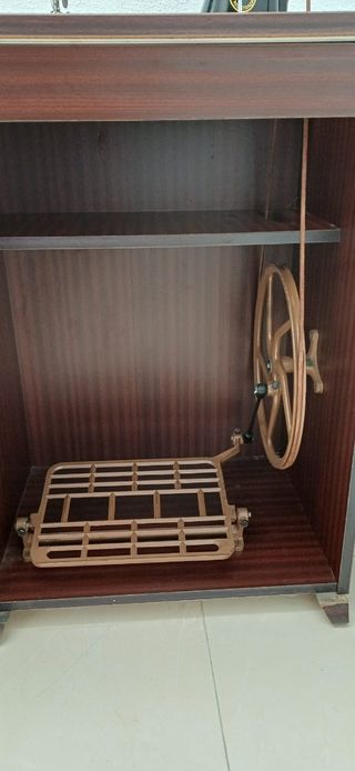Máquina de coser Alfa antigua de pedal con mueble