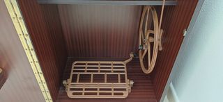 Máquina de coser Alfa antigua de pedal con mueble