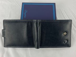 Cartera de piel negro oscuro con marca de caballo