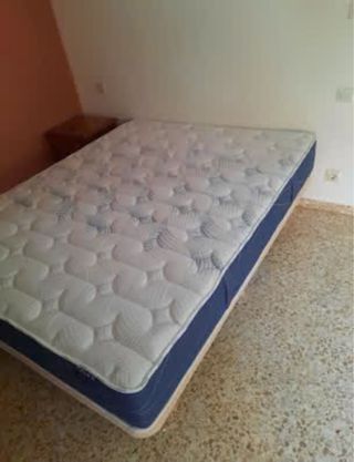 Regalo. Colchón y mesita de noche