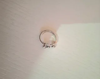 Anello con note musicali e strass