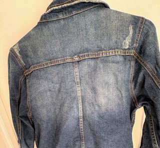 Chaqueta vaquera desgastada