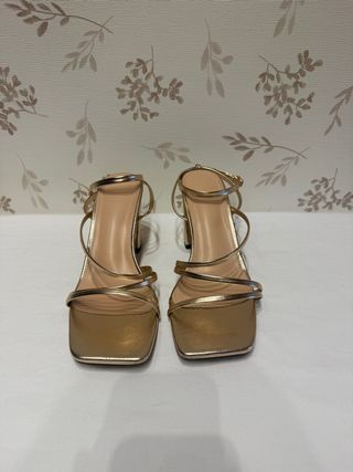 Sandalias de tiras doradas