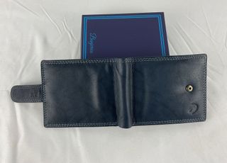 Cartera de piel azul con marca de caballo