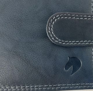 Cartera de piel azul con marca de caballo