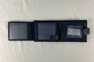 Cartera de piel azul con marca de caballo