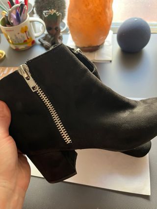 Botines negros con cremallera