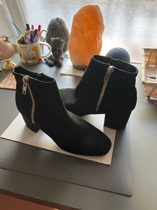 Botines negros con cremallera