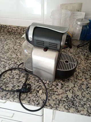 Cafetera Nespresso (para piezas, no se enciende)