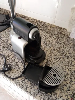 Cafetera Nespresso (para piezas, no se enciende)